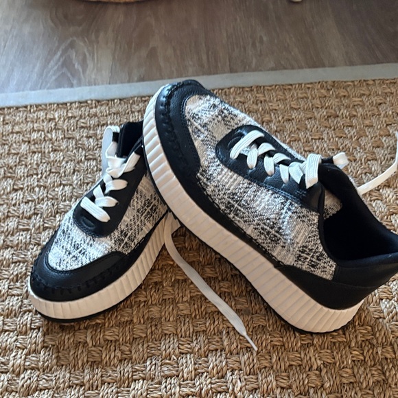 Black & White Textured Platform Sneakers - Picture 3 of 4